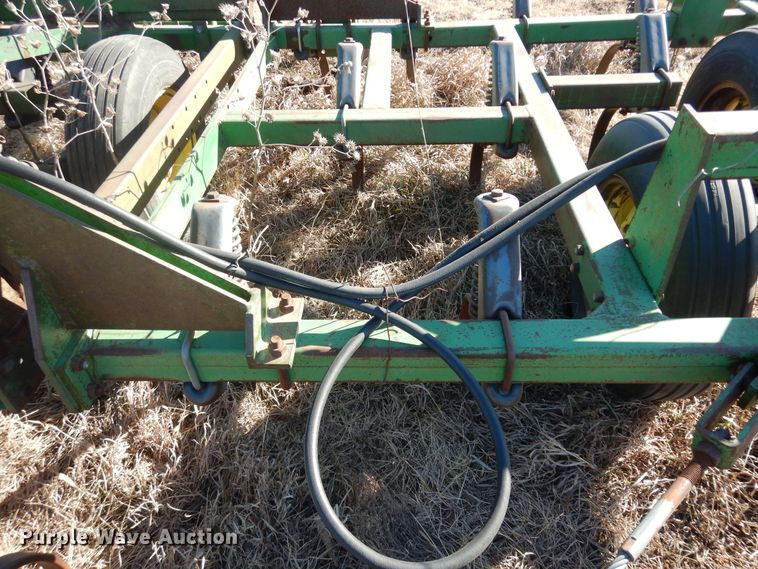 image for item DL3224 John Deere 1060  field cultivator