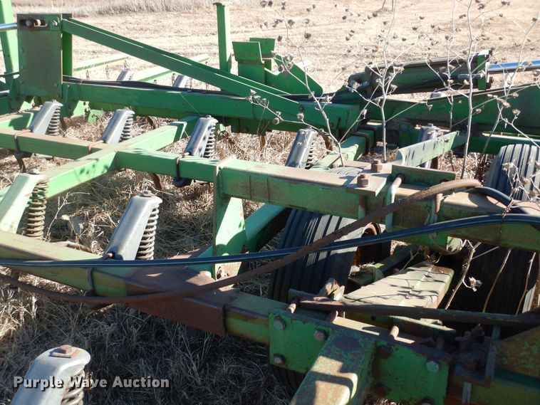 image for item DL3224 John Deere 1060  field cultivator