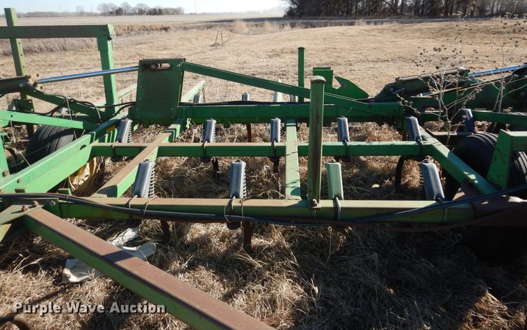 image for item DL3224 John Deere 1060  field cultivator