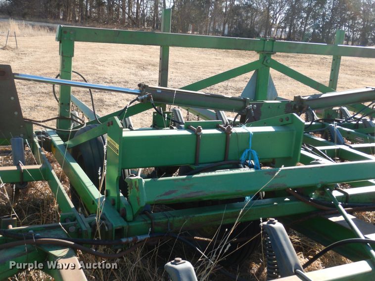 image for item DL3224 John Deere 1060  field cultivator