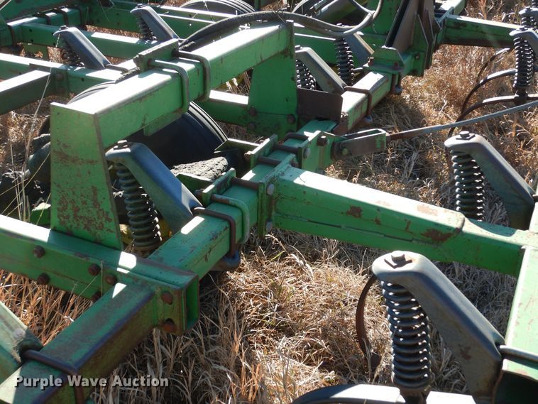 image for item DL3224 John Deere 1060  field cultivator