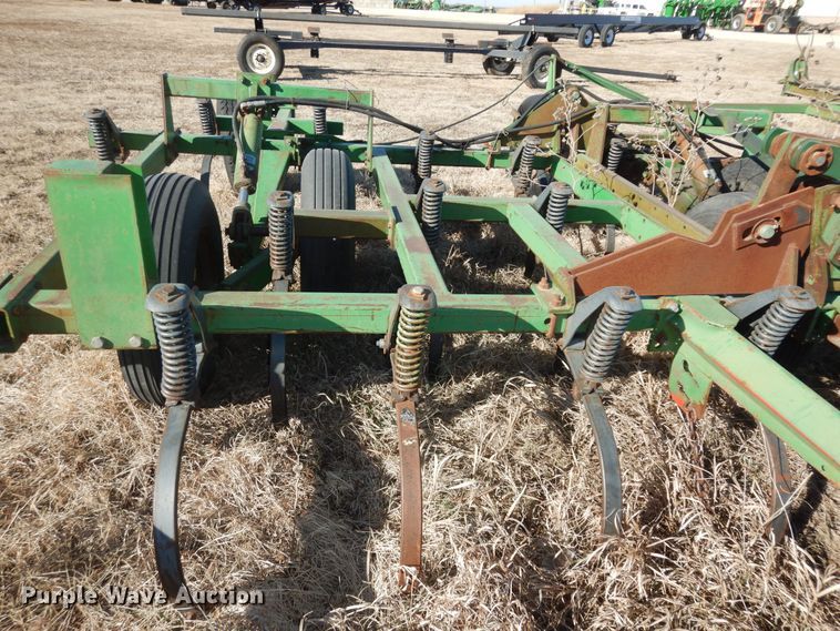 image for item DL3224 John Deere 1060  field cultivator