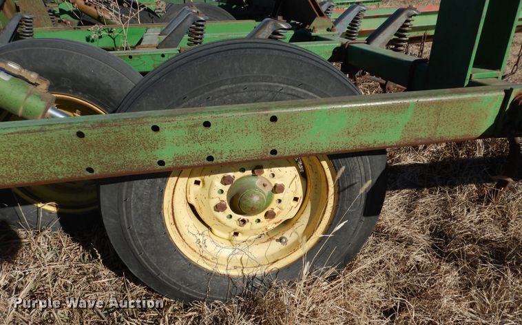 image for item DL3224 John Deere 1060  field cultivator