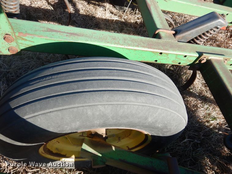 image for item DL3224 John Deere 1060  field cultivator