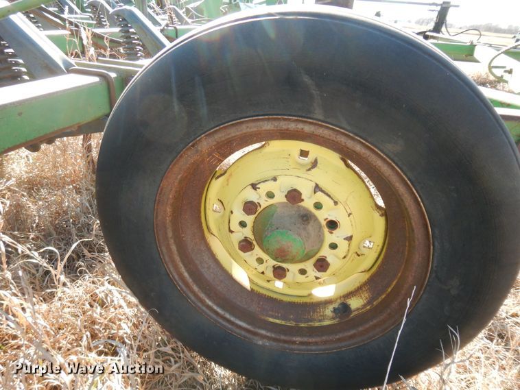 image for item DL3224 John Deere 1060  field cultivator