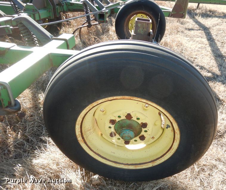 image for item DL3224 John Deere 1060  field cultivator