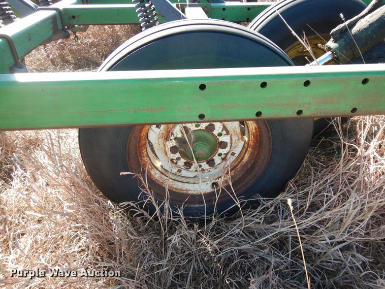 image for item DL3224 John Deere 1060  field cultivator