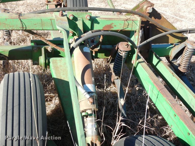 image for item DL3224 John Deere 1060  field cultivator