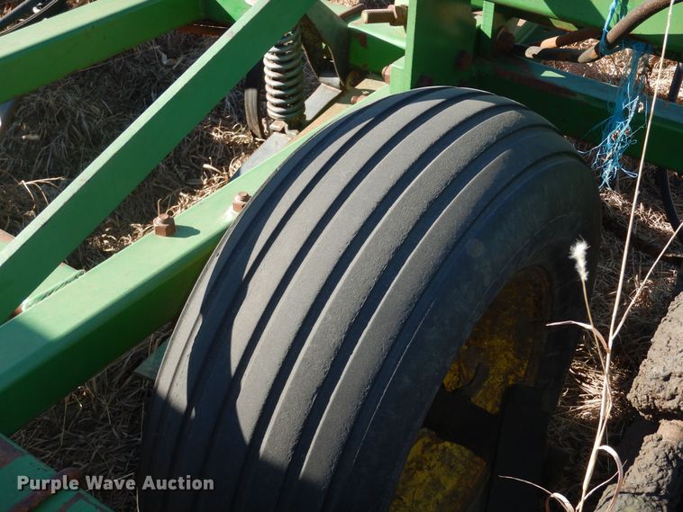 image for item DL3224 John Deere 1060  field cultivator