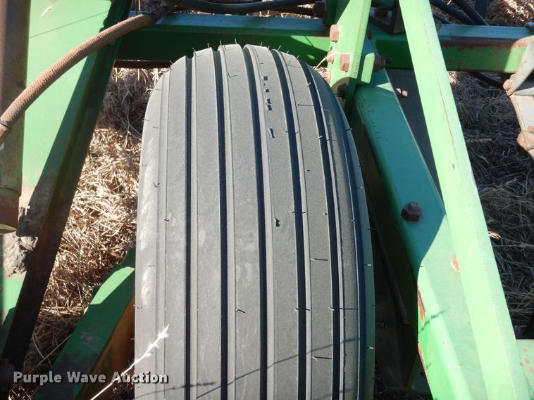 image for item DL3224 John Deere 1060  field cultivator