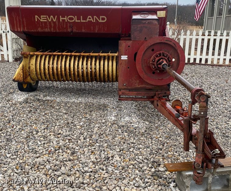 image for item DL7015 1975 New Holland 276  small square baler