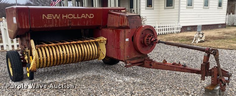 image for item DL7015 1975 New Holland 276  small square baler
