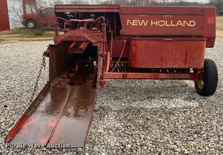image for item DL7015 1975 New Holland 276  small square baler