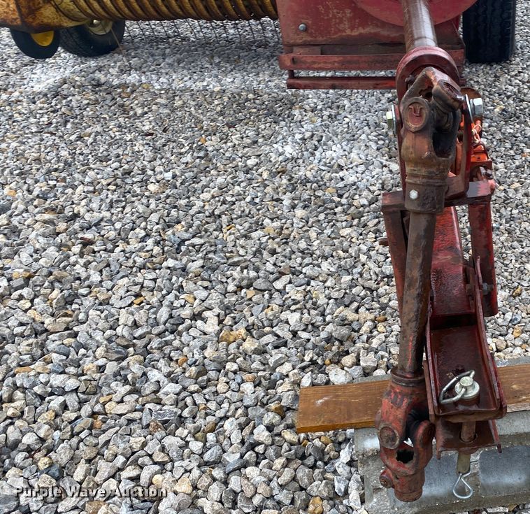 image for item DL7015 1975 New Holland 276  small square baler