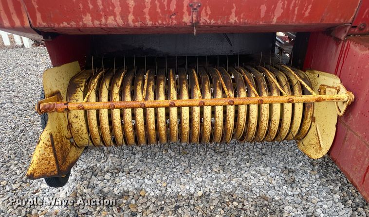 image for item DL7015 1975 New Holland 276  small square baler