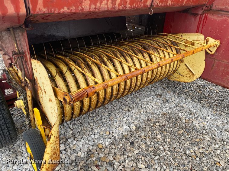 image for item DL7015 1975 New Holland 276  small square baler