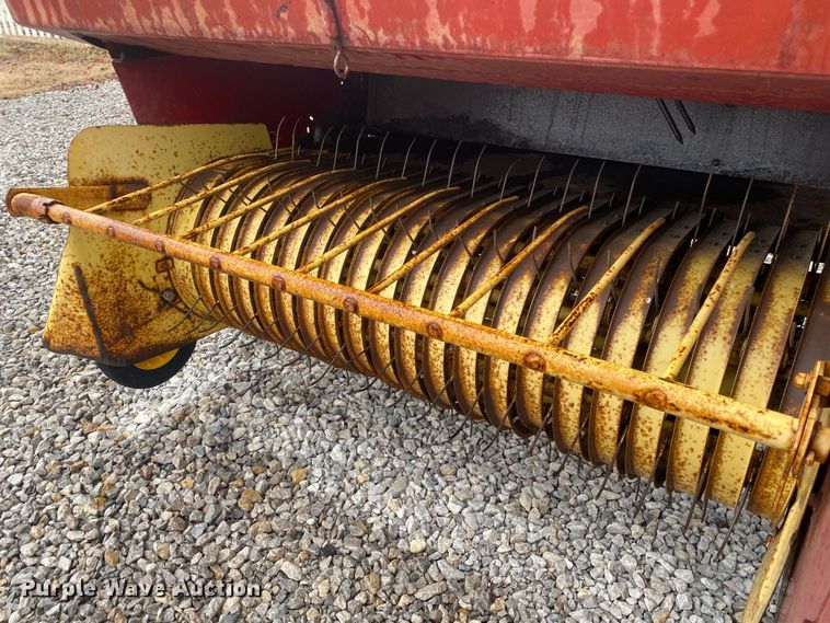 image for item DL7015 1975 New Holland 276  small square baler