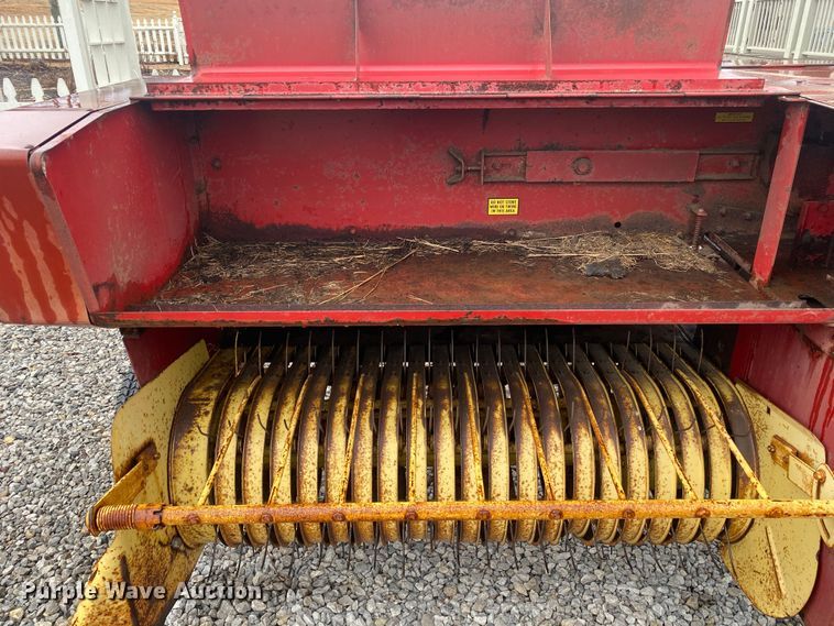 image for item DL7015 1975 New Holland 276  small square baler