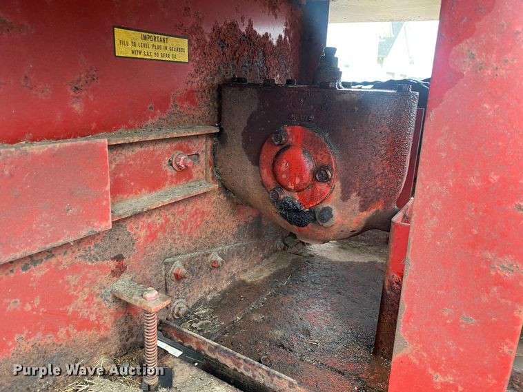 image for item DL7015 1975 New Holland 276  small square baler