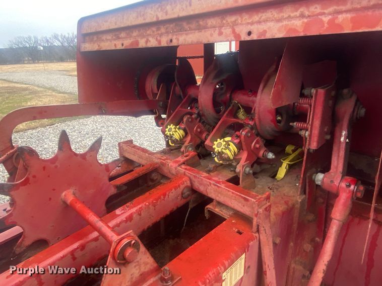 image for item DL7015 1975 New Holland 276  small square baler