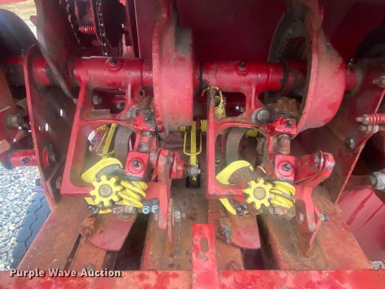 image for item DL7015 1975 New Holland 276  small square baler