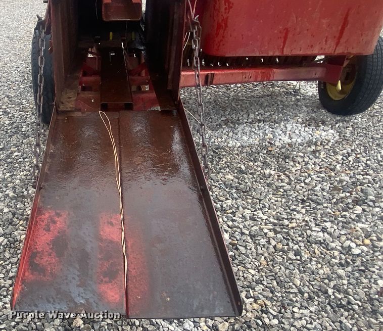 image for item DL7015 1975 New Holland 276  small square baler