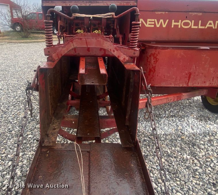 image for item DL7015 1975 New Holland 276  small square baler