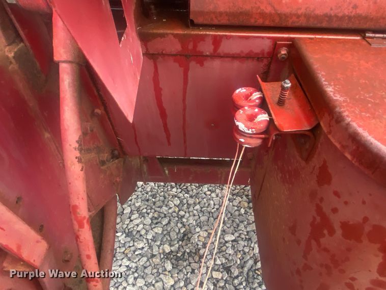 image for item DL7015 1975 New Holland 276  small square baler