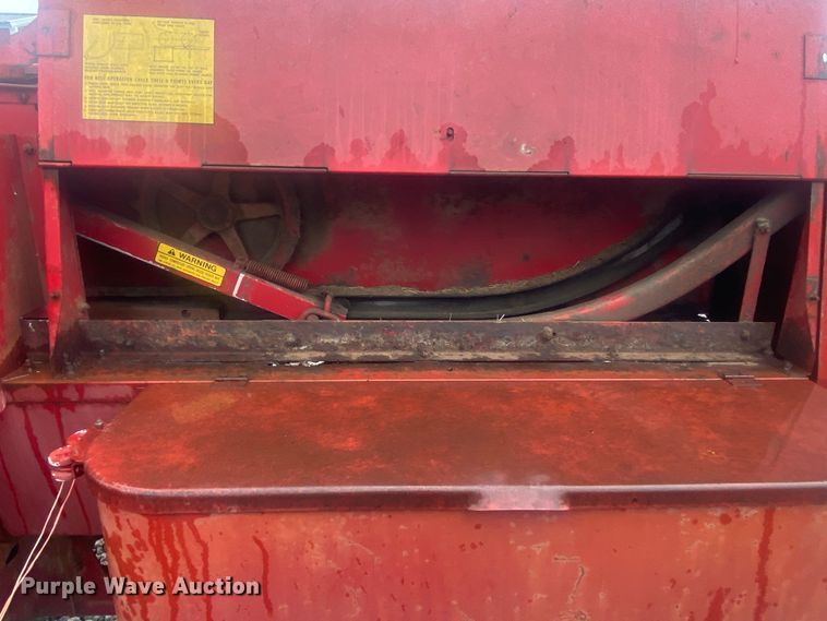 image for item DL7015 1975 New Holland 276  small square baler