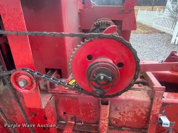 image for item DL7015 1975 New Holland 276  small square baler