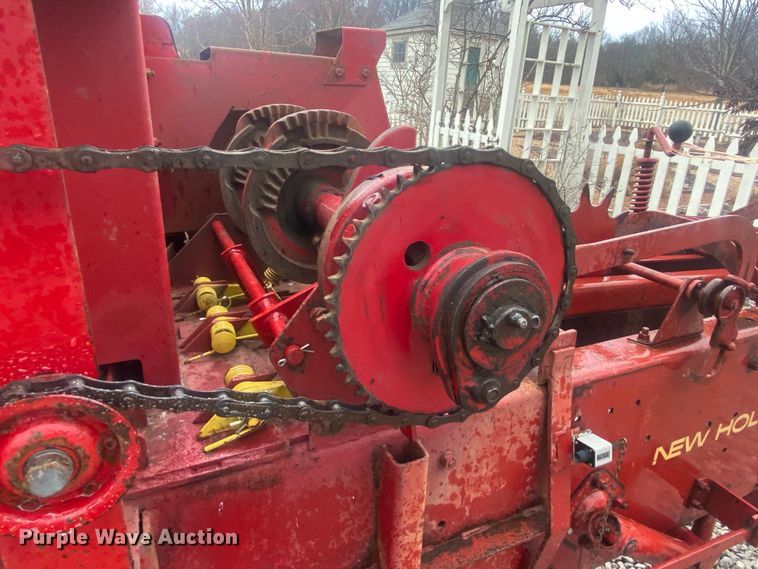 image for item DL7015 1975 New Holland 276  small square baler