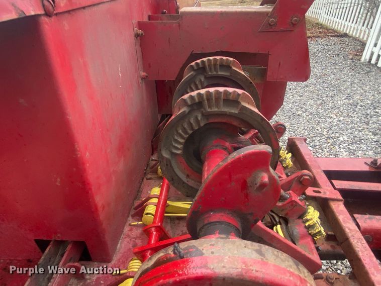 image for item DL7015 1975 New Holland 276  small square baler