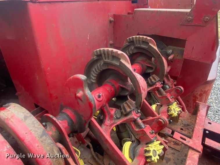 image for item DL7015 1975 New Holland 276  small square baler