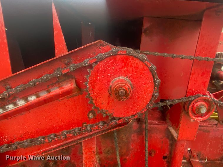 image for item DL7015 1975 New Holland 276  small square baler