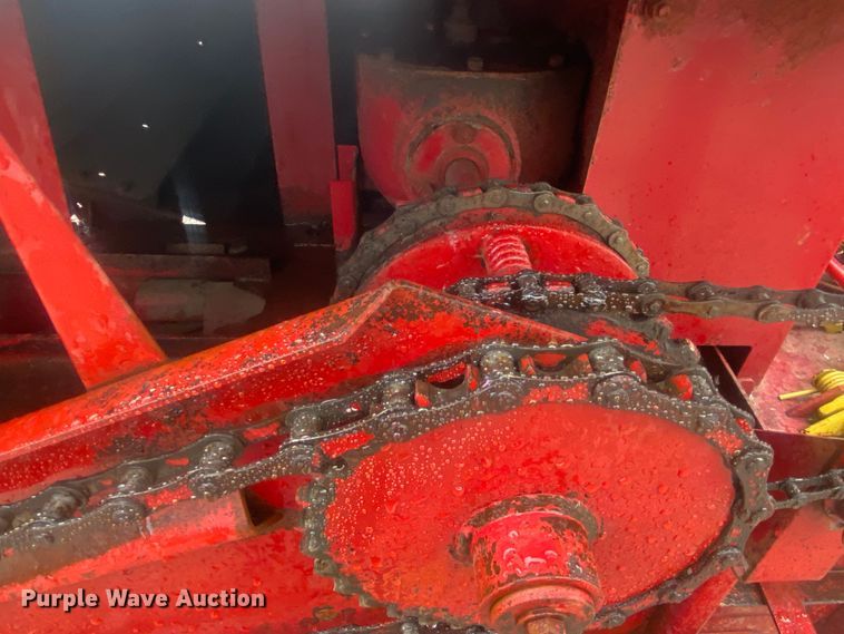 image for item DL7015 1975 New Holland 276  small square baler