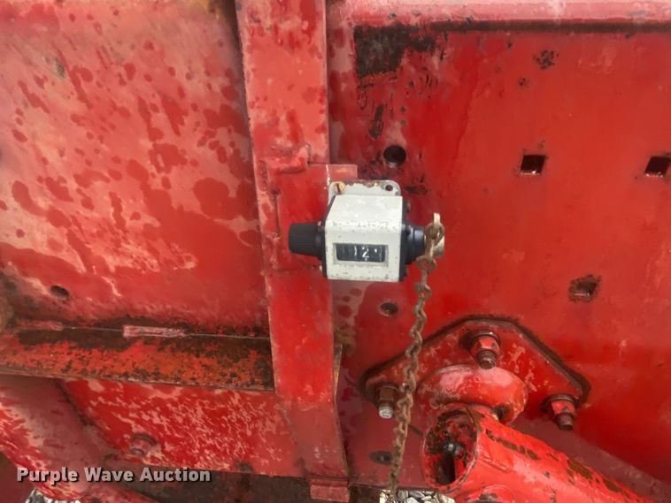 image for item DL7015 1975 New Holland 276  small square baler