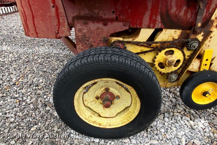 image for item DL7015 1975 New Holland 276  small square baler