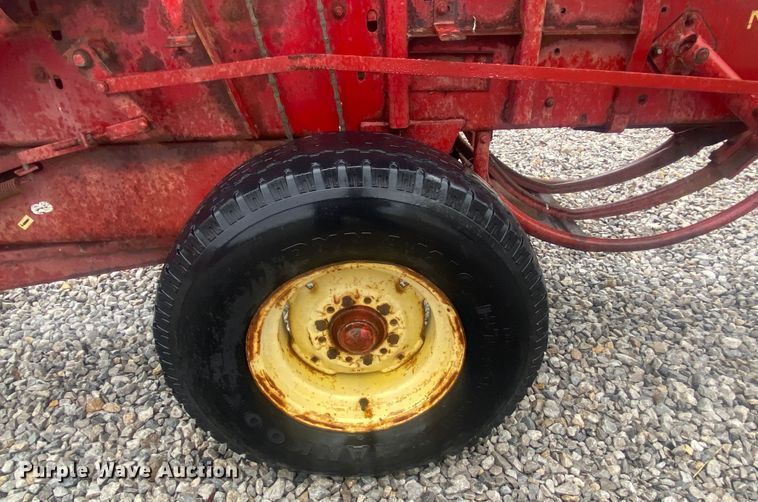 image for item DL7015 1975 New Holland 276  small square baler