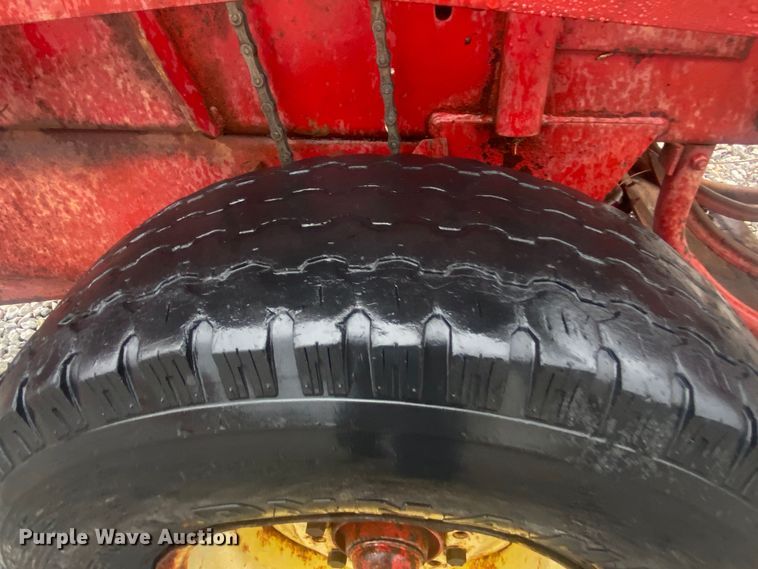 image for item DL7015 1975 New Holland 276  small square baler