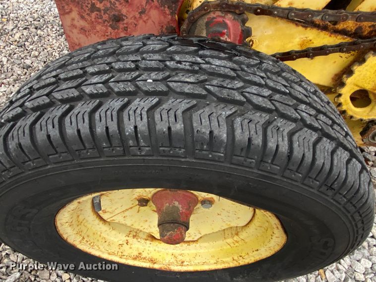 image for item DL7015 1975 New Holland 276  small square baler