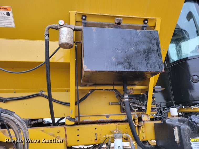 image for item DM8221 2009 Ag-Chem RoGator 1286C  spreader