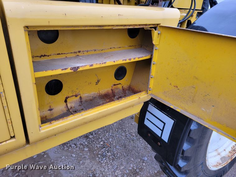 image for item DM8221 2009 Ag-Chem RoGator 1286C  spreader