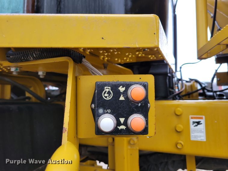 image for item DM8221 2009 Ag-Chem RoGator 1286C  spreader