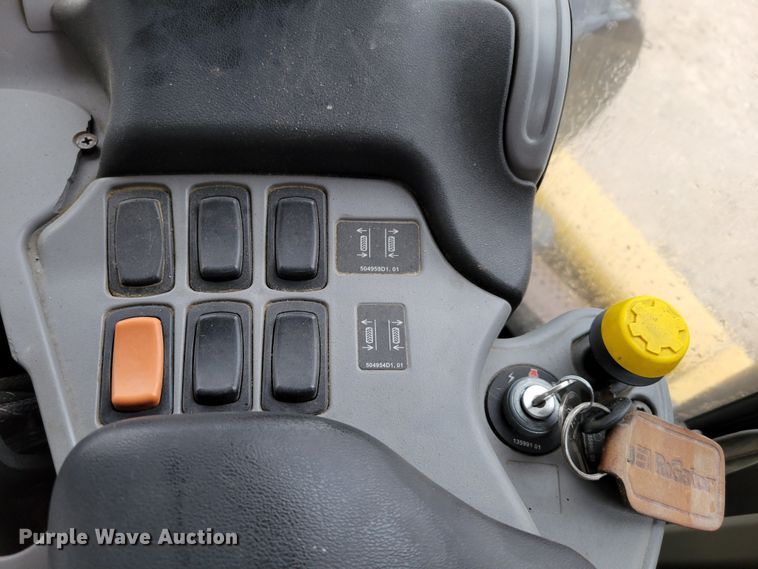 image for item DM8221 2009 Ag-Chem RoGator 1286C  spreader