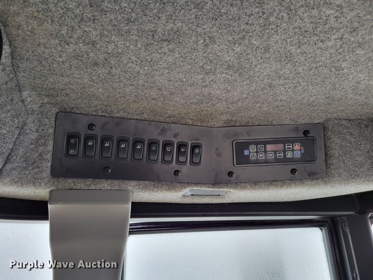 image for item DM8221 2009 Ag-Chem RoGator 1286C  spreader