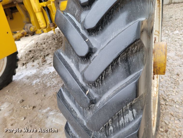 image for item DM8221 2009 Ag-Chem RoGator 1286C  spreader