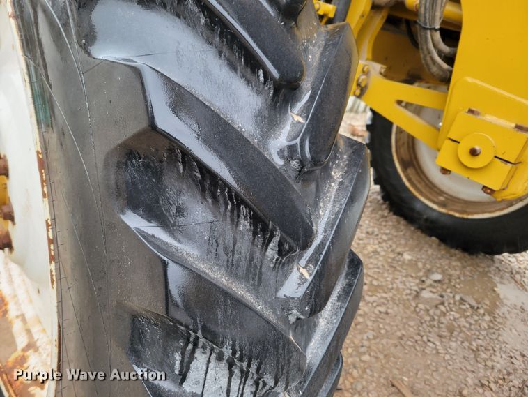 image for item DM8221 2009 Ag-Chem RoGator 1286C  spreader