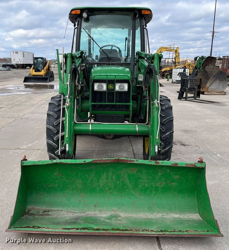 image for item DQ3980 2004 John Deere 5520  MFWD tractor