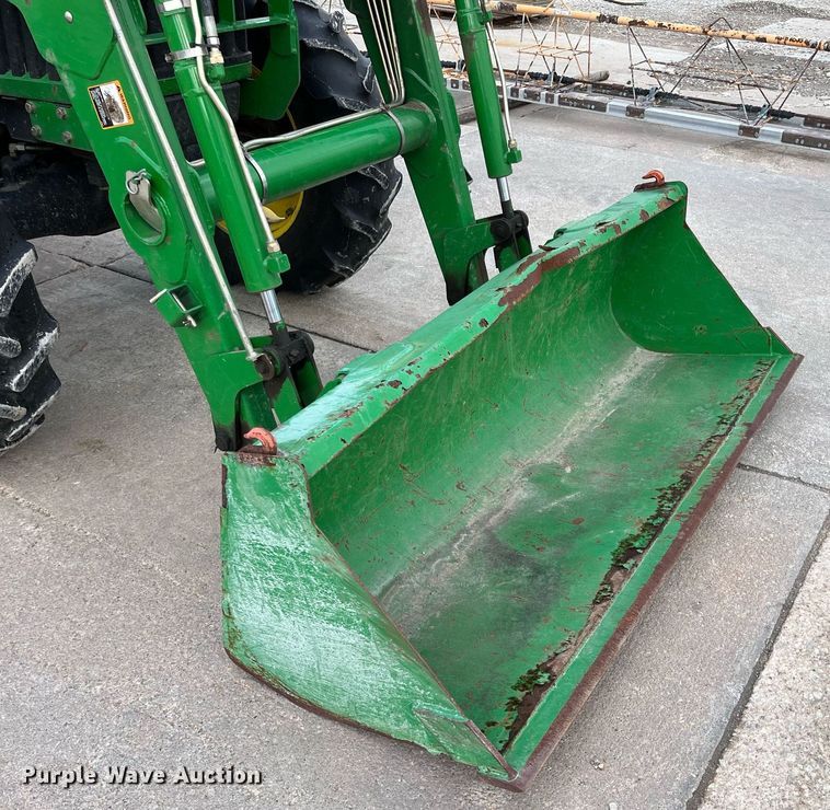 image for item DQ3980 2004 John Deere 5520  MFWD tractor