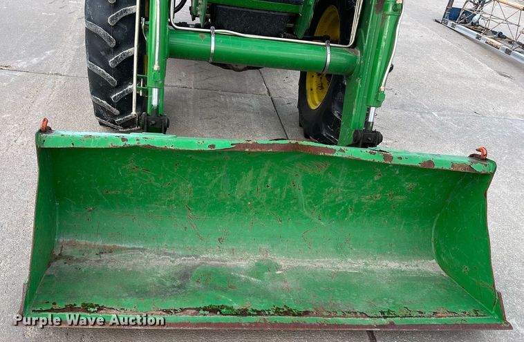 image for item DQ3980 2004 John Deere 5520  MFWD tractor